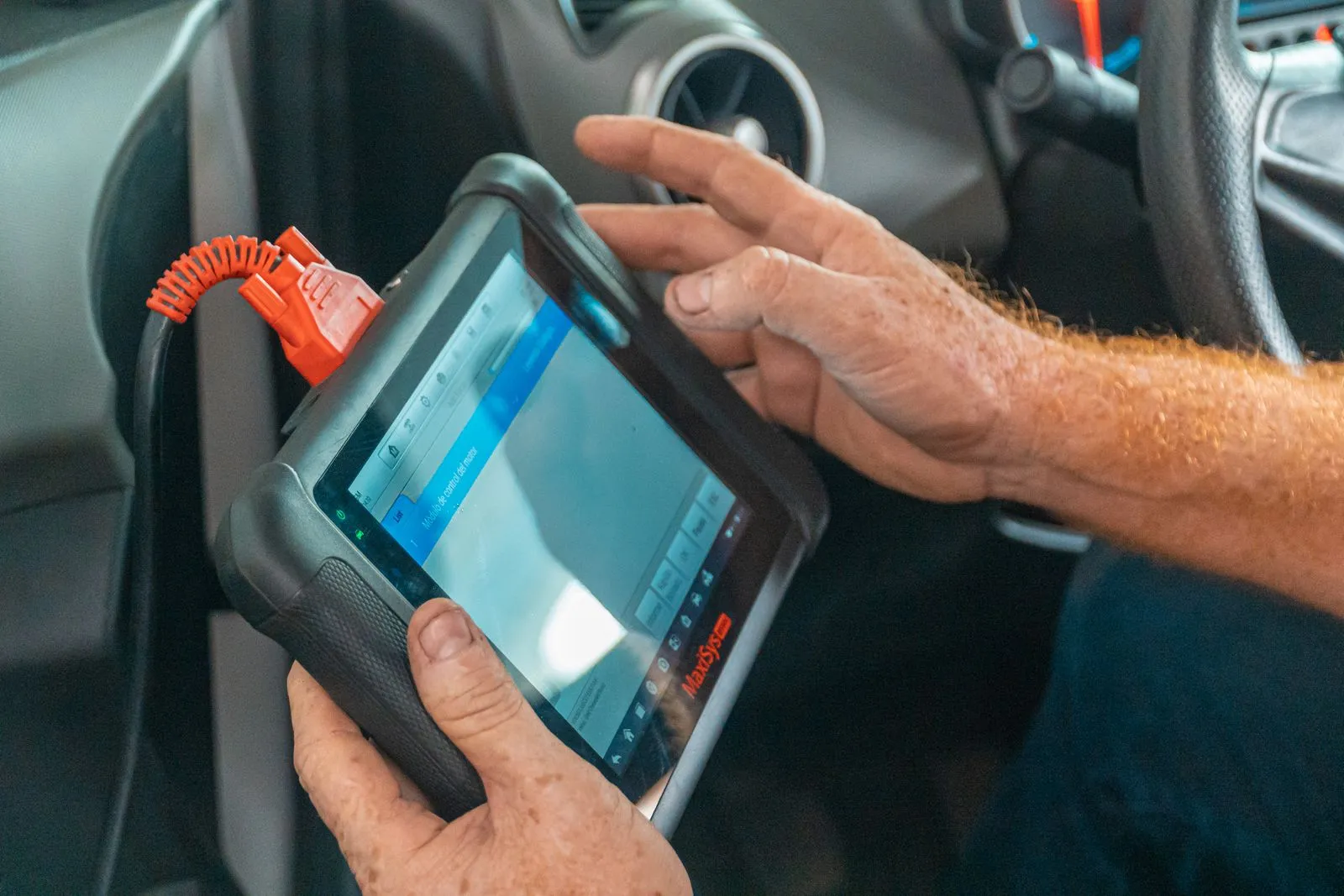 Oto servis programı istatistik ekranı — gelir ve performans raporu bilgisayarda